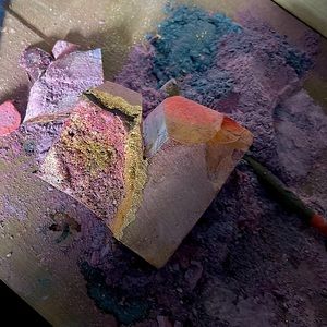 Dyed and carved gym chalk